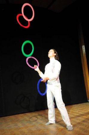 להטוטים מגוונים