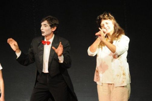 המורה גם פנטומימאית